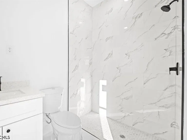 915 NE 15th Pl — Photo 8
