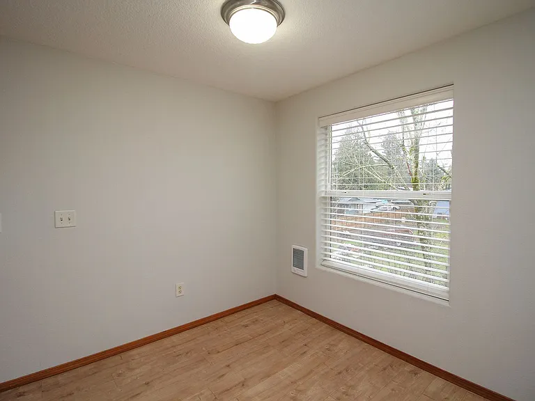 683 NE 162nd Ave — Photo 8