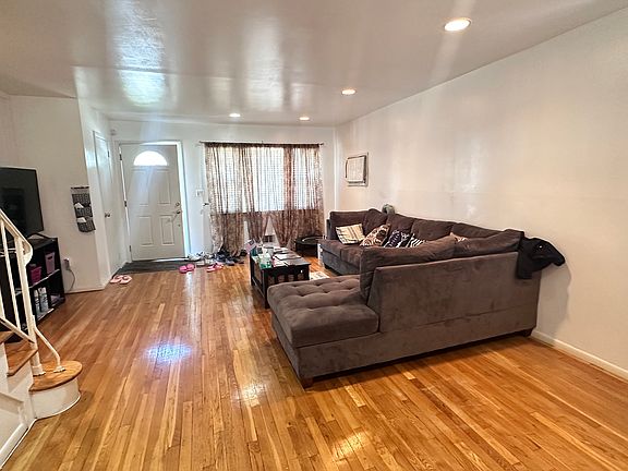 5th image of 358 Chesterton Ave