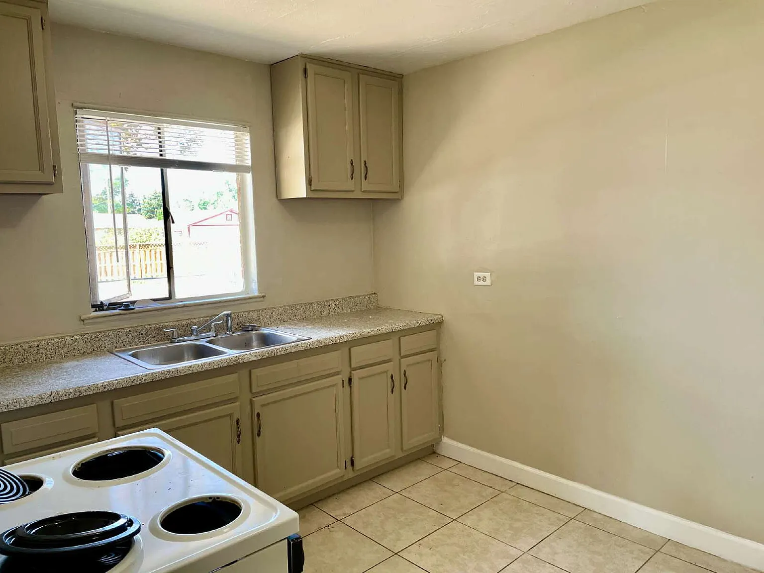 3 bed, 1.0 bath, 1032 sqft, $2,250 — Photo 2