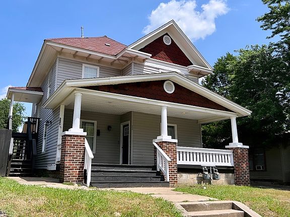 119 N Victor (Duplex) The bottom floor is available for rent. Front view with steps from sidewalk.