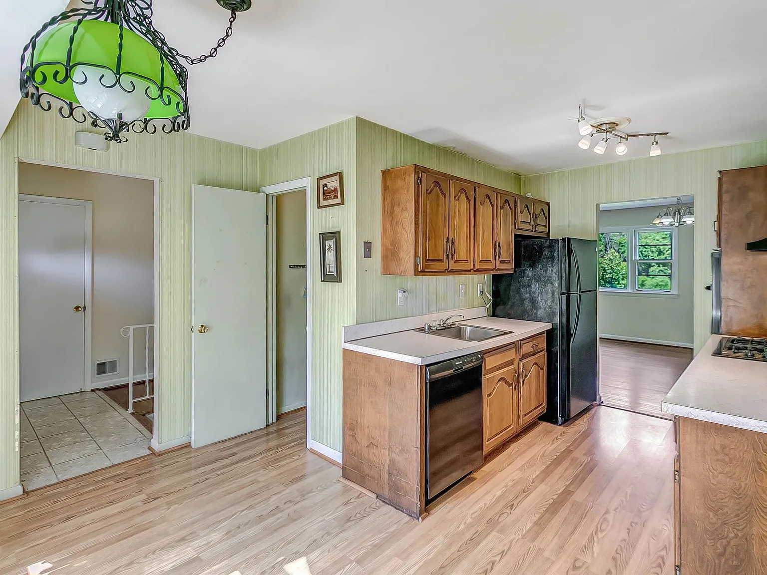 6 bed, 2400 sqft, $3,750 — Photo 4