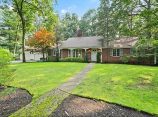 24 Bishops Ln, Lynnfield, MA 01940