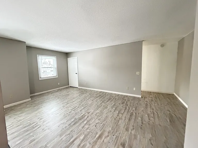 913 W 5th St #2 — Photo 5