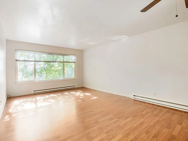 Catalina Apartments — Photo 10