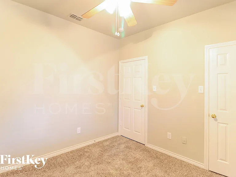 2204 Reedway Ct — Photo 12