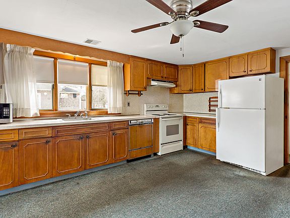 4th image of 404 Sandwich Road