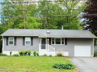 79 Trottingham Ct, Saratoga Springs, NY 12866