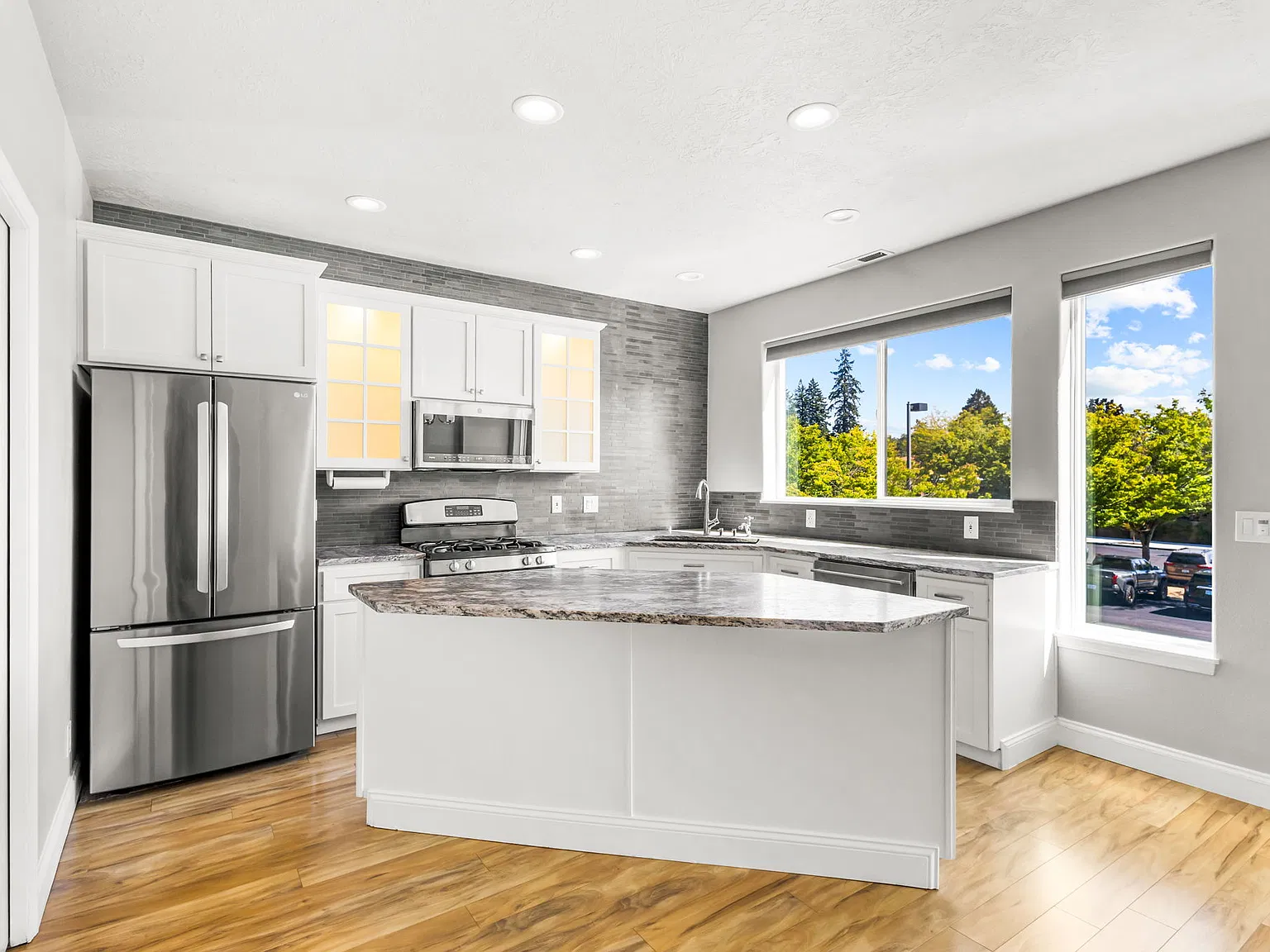 3 bed, 2.5 bath, 2022 sqft, $3,390 — Photo 4