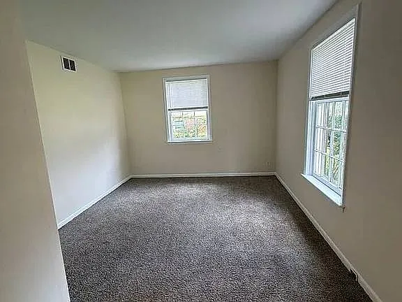 3 bed, $1,000 — Photo 2