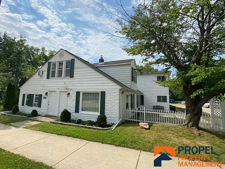 8141 Macomb St — Photo 10