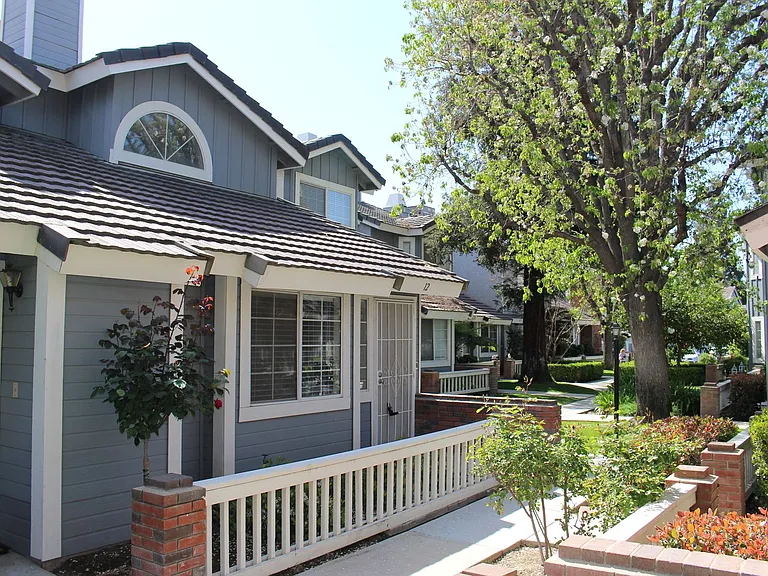 2600 Brookside Dr #12 — Photo 1