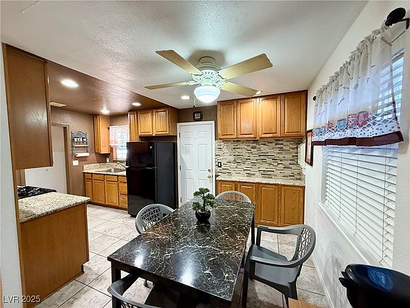 3rd image of 3528 Indios Ave