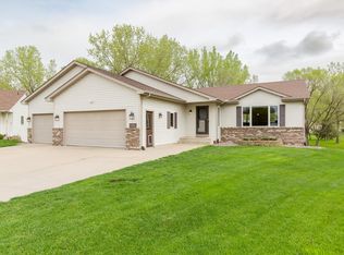 611 Timothy Ct, Shakopee, MN 55379