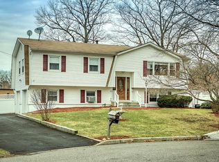 17 Durham Ln, Suffern, NY 10901