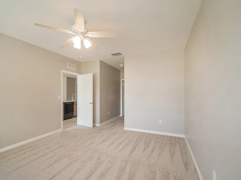 218 SE 8th St — Photo 10
