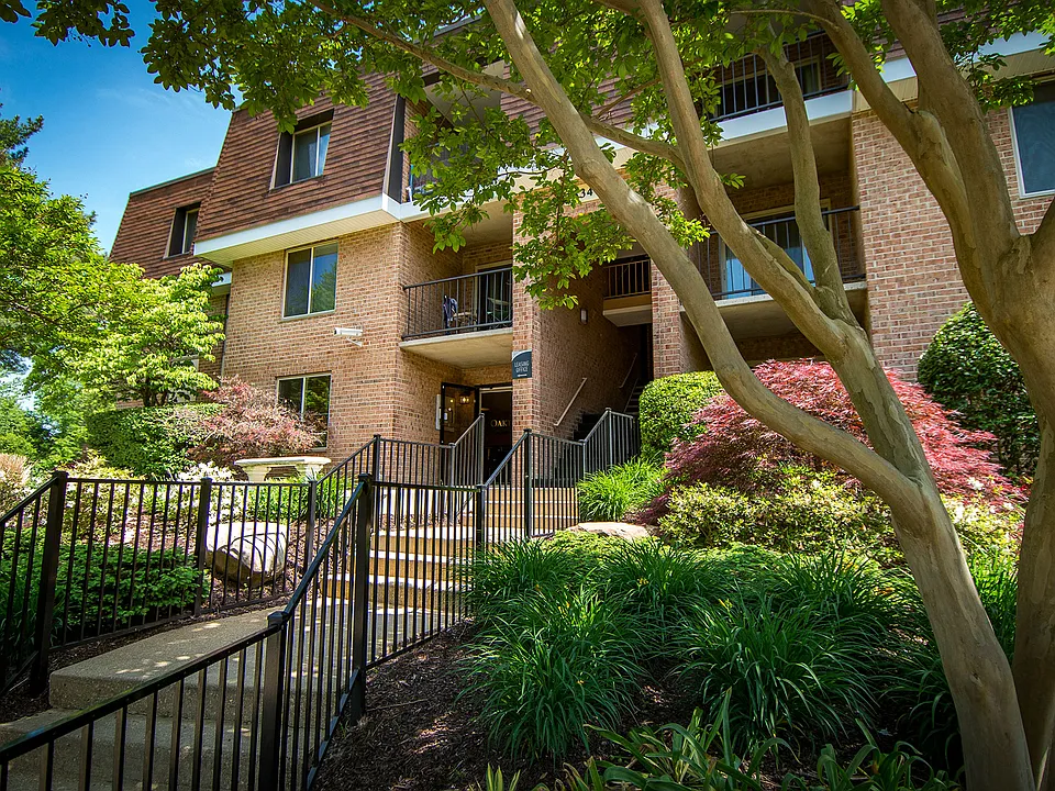 Oakton Park Apartments