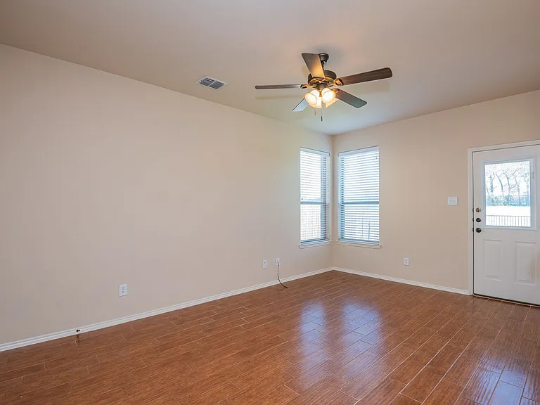 1426 Piedmont Dr — Photo 4
