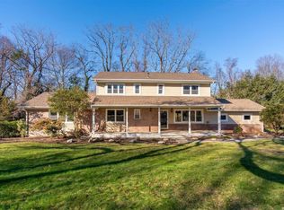 1 Salem Ridge Dr, Huntington, NY 11743