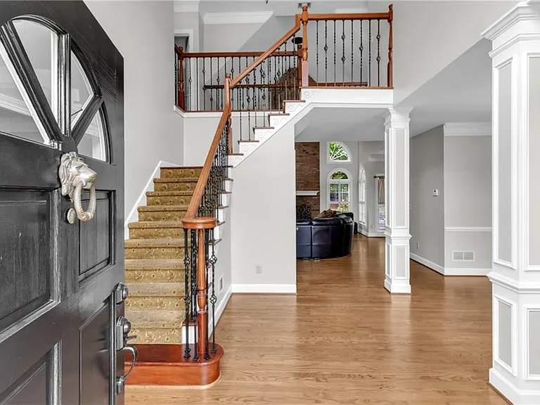 1085 Castle Pointe Ln — Photo 2