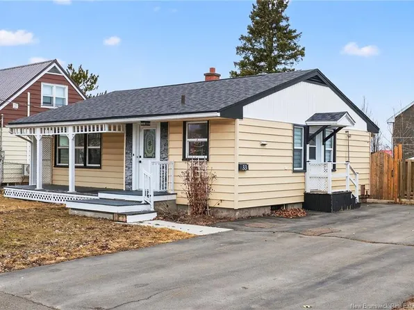 33 Hows Cres, Moncton, NB E1E 1S9