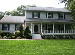 3 Wheat Path Rd W, Mount Sinai, NY 11766