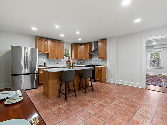 4th image of 732 Valley St