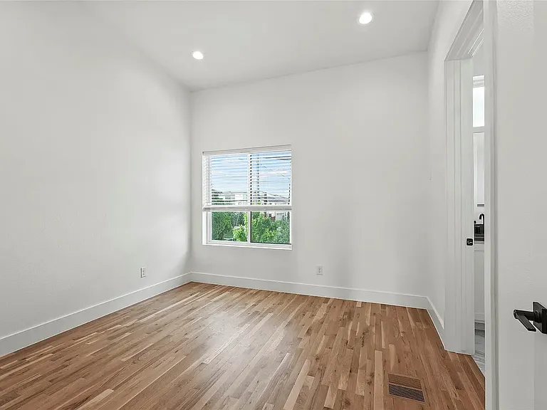 2120 Lovedale Ave #101 — Photo 14