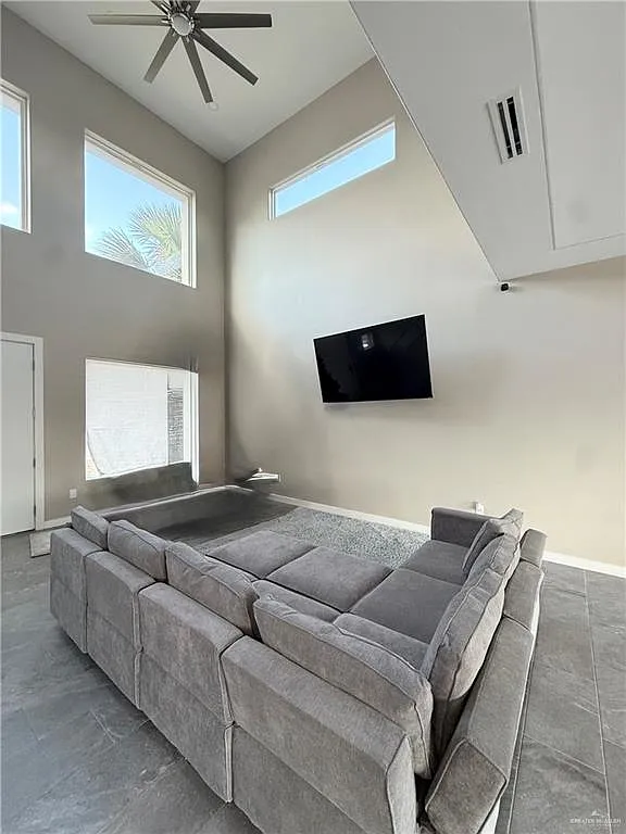 3 bed, 3.0 bath, 2063 sqft, $3,000 — Photo 2