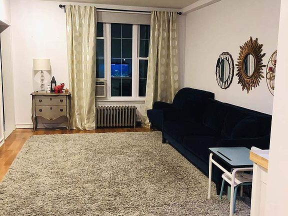 5th image of 2817 Hobart St #1