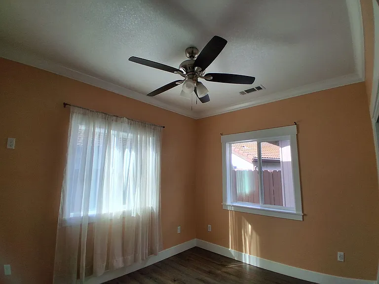2112 Eicher Ave — Photo 9