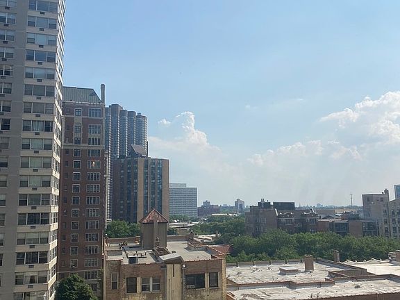 3rd image of 3950 N Lake Shore Dr APT 923