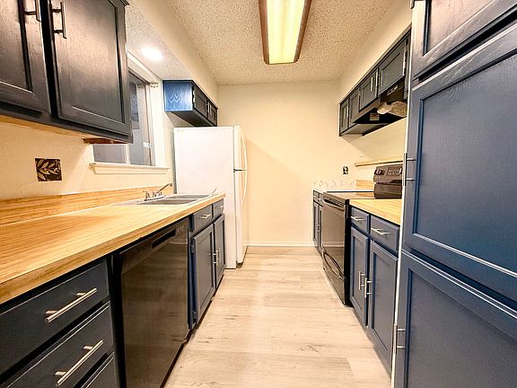 3rd image of 2310 Summer Place Dr