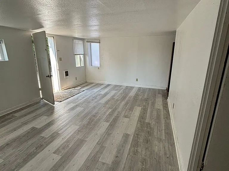 226 N Line St — Photo 20
