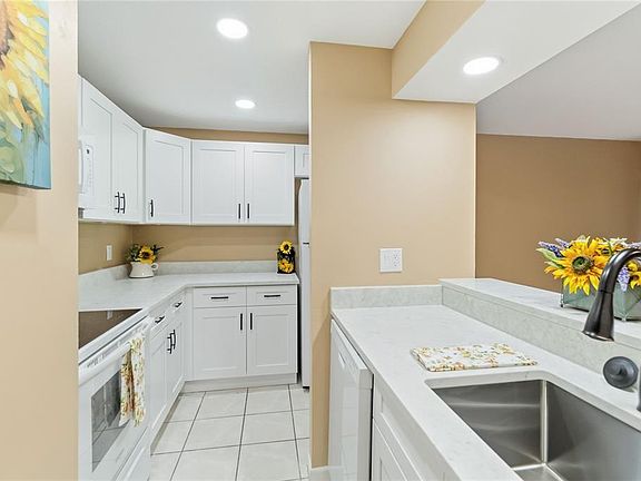 5th image of 164 Perimeter Dr APT 4A
