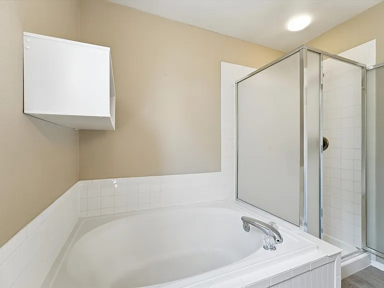 Primary bathroom Tub/Shower