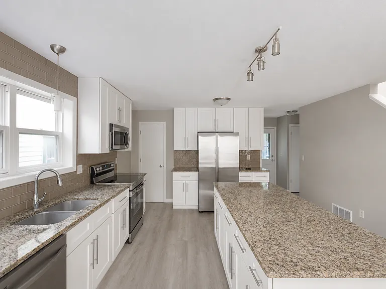2331 Sheridan Ave N — Photo 3