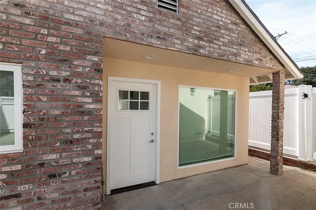 2 bed, 900 sqft, $3,000 — Photo 2