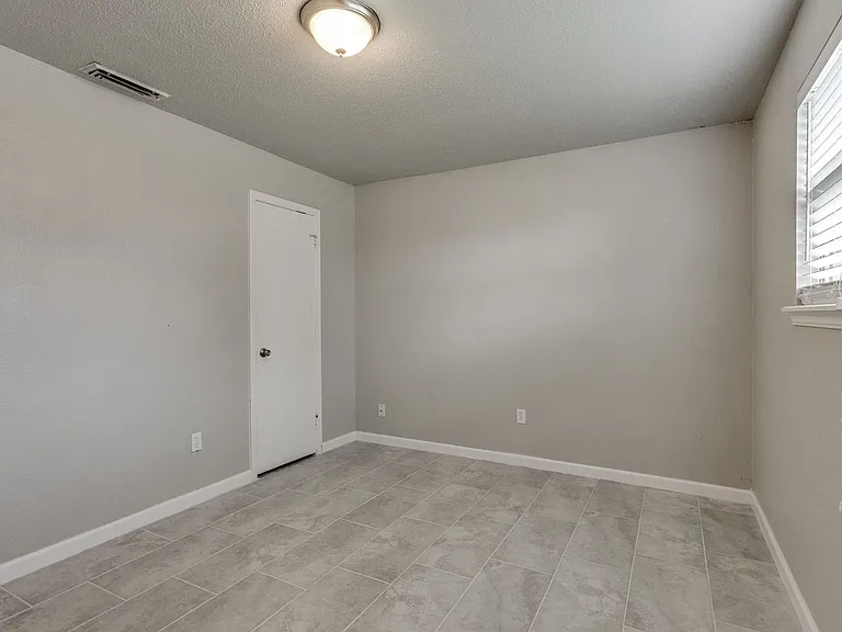 641 SW 15th St — Photo 35