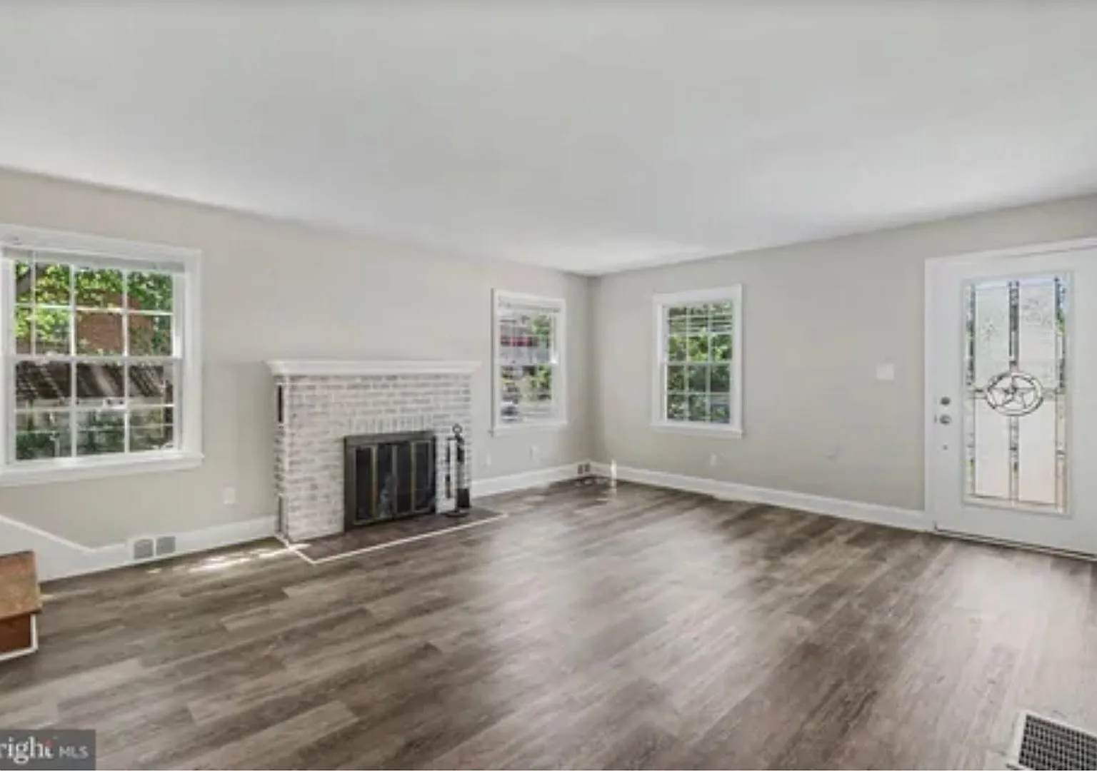 Beautifully updated Cape Cod 3 Bedroom 1/2 bath — Photo 4