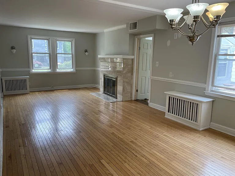 9 Royal Ave — Photo 2