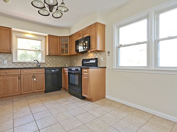 4th image of 169 Harvard Dr