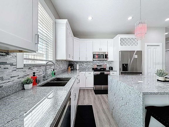 4th image of 1409 W Wood St