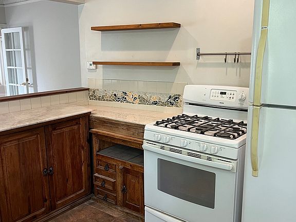kitchen with gas stove/oven and mosaic tiles