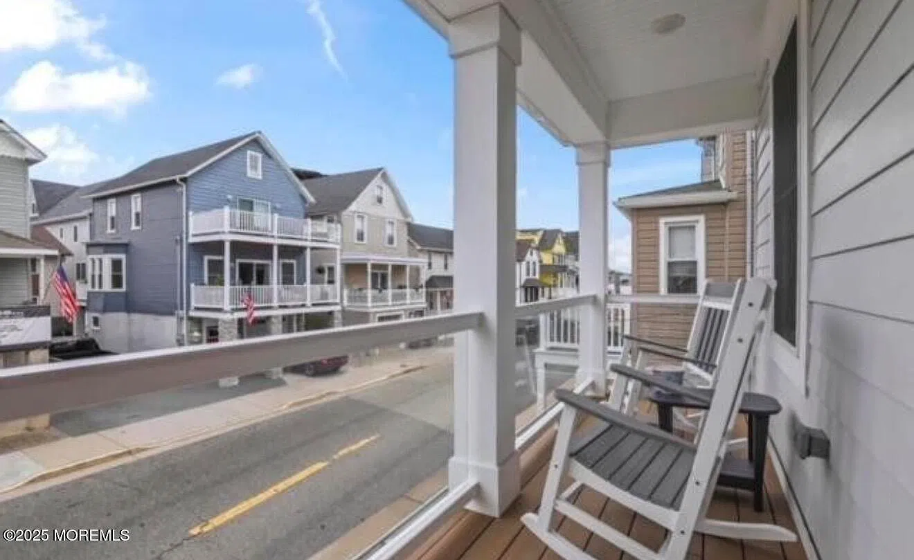 3 bed, 4.5 bath, 1646 sqft, $7,800 — Photo 3