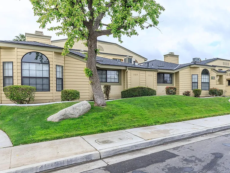 Laurelwood West Villas — Photo 15