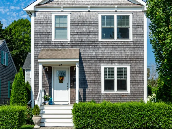 19 Eustis Ave, Newport, RI 02840