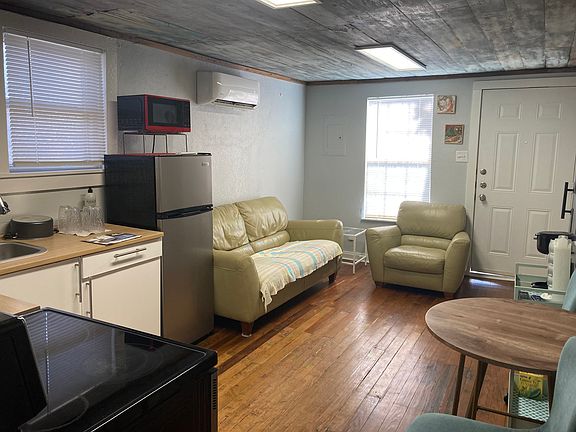 4th image of 305 E Fest St