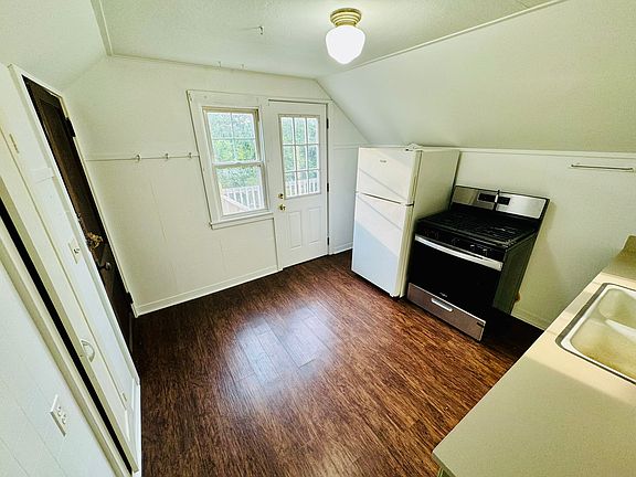 5th image of 255 Roosevelt Ave