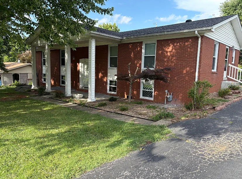 3 bed, 1.5 bath, 1600 sqft, $1,495 — Photo 2